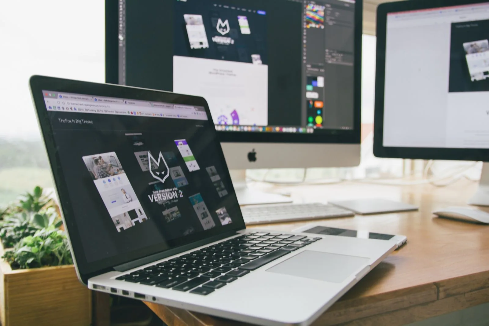Webdesignwerk op laptop en iMac